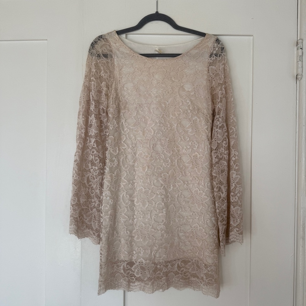 Lace dress in beige